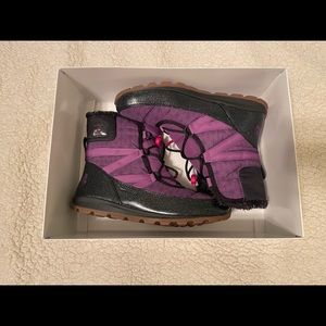 New in Box Disney X Sorel Youth Whitney Snow Boots Wild Iris Size 7M, EUR 39